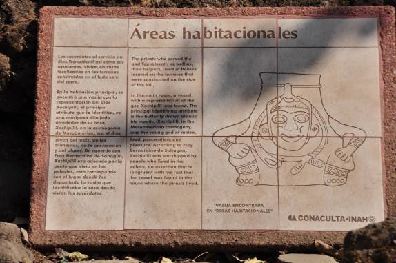 Quadro informativo sobre o povo que construiu a pirâmide de Tepoztlán, no México